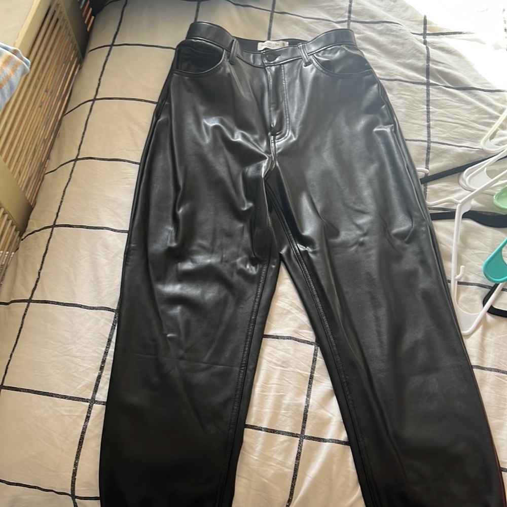 ABERCROMBIE FAUX LEATHER CURVE LOVE ANKLE PANT